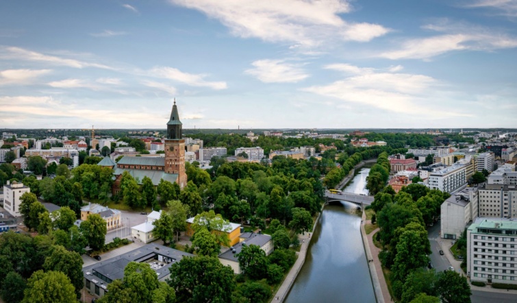 turku - Startlap Utazás Az Aura folyó Turku városában, a háttérben a Turku-székesegyházzal