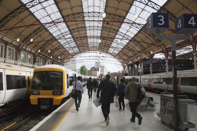 A London központjában található Victoria pályaudvar fontos vasúti és metrócsomópont, ahonnan a Gatwick repülőtérre is indulnak vonatok. Nevét a közeli Victoria utcáról kapta, nem közvetlenül Viktória királynőről.