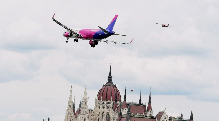 HUNGARY-AIR-SHOW - Startlap Utazás Egy Wizz Air repülőgép elszáll a Parlament felett.