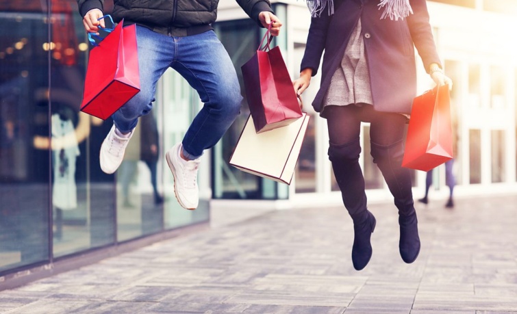Akciós vásárlás illusztrációja: két ember, bevásárlószatyrokkal a magasba ugrik