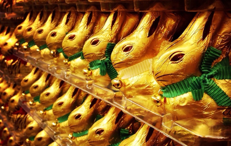 Húsvéti csokinyulak sorakoznak egy áruház polcain.