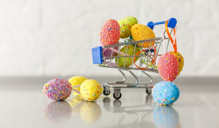 Miniatűr bevásárlókocsi húsvéti tojásokkal