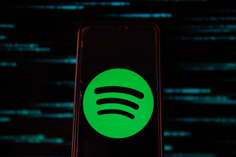 Spotify logo egy telefon kijelzőjén.
