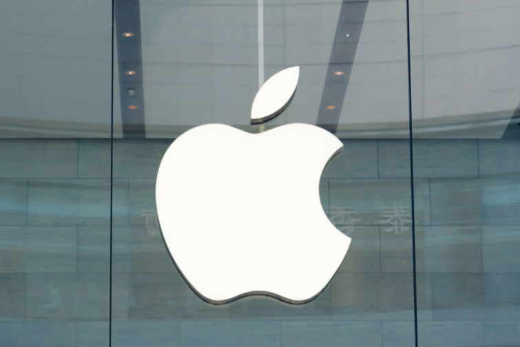 Apple logo egy épületen.