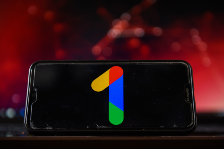 A Google One logója egy okostelefonon.