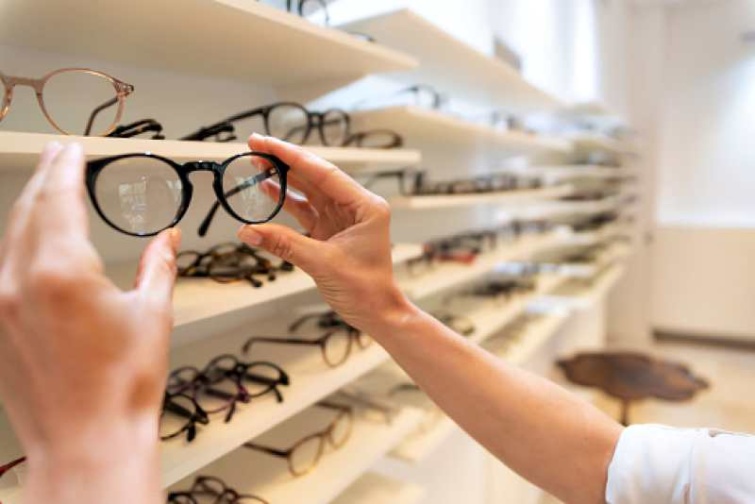 Close Up Woman Hands Selecting Eyeglasses in Optical Store Startlap Vásárlás