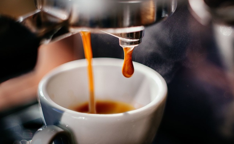 Presszó kávé készül egy kávézóban