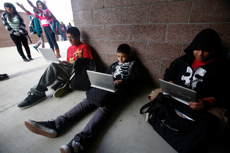 Egy amerikai iskola diákjai a Chromebookjaikkal szünet közben.