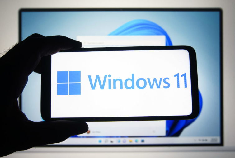 Windows 11 logo egy telefonon.