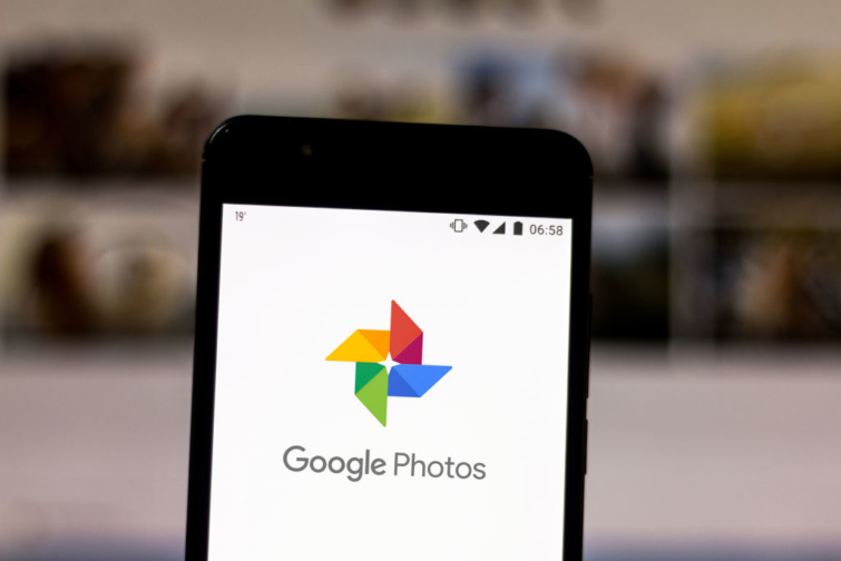 A Google Fotók logója egy telefonon.