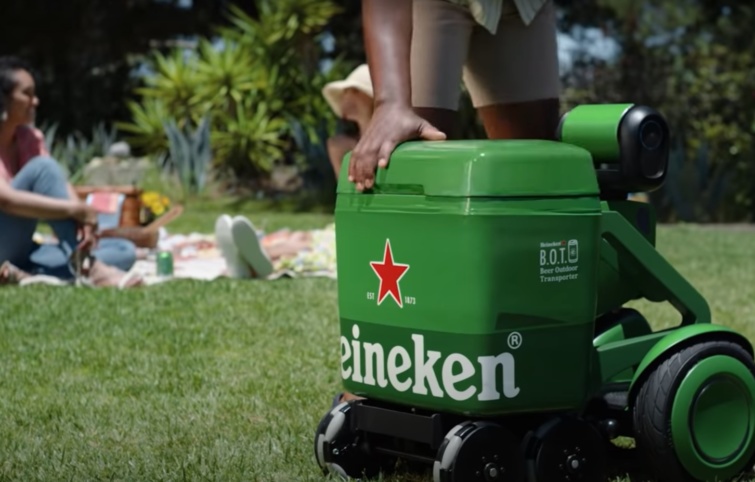 Sörhordó robotot mutatot tbe a Heineken
