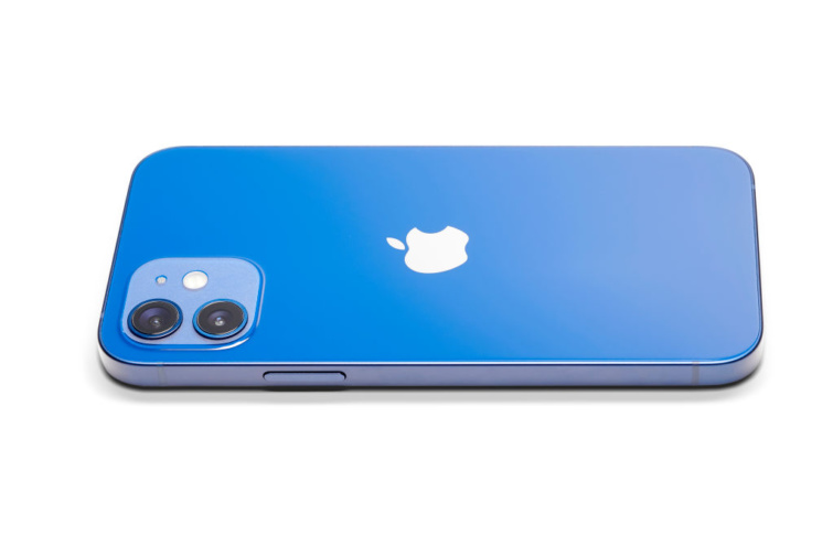 iPhone 12 kék színű okostelefon.