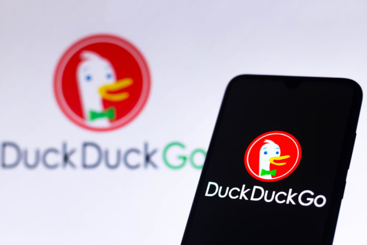 In this photo illustration the DuckDuckGo logo seen Startlap Vásárlás A duckduckgo logója egy telefonon