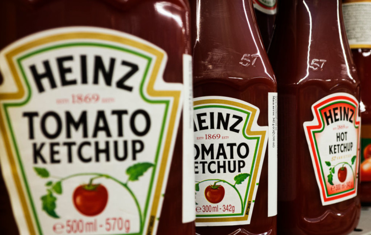 Heinz ketchupos flakonok egy bolt polcán.