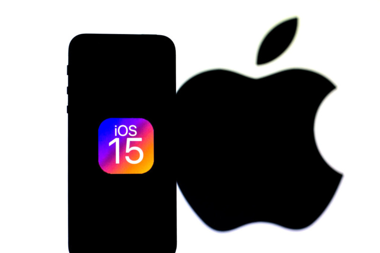 Az iOS 15 logója a háttérben egy telefon és az Apple sziluettjével.