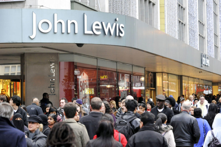 Vásárlók tömege egy John Lewis áruház előtt.