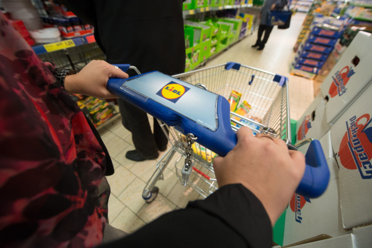 Bevásárlókocsit tol egy vásárló egy Lidl-üzletben.