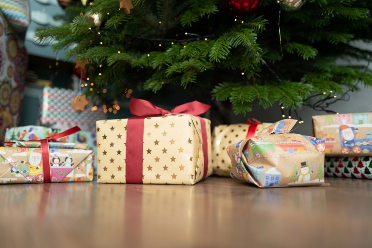 Karácsonyi ajándékok egy karácsonyfa alatt