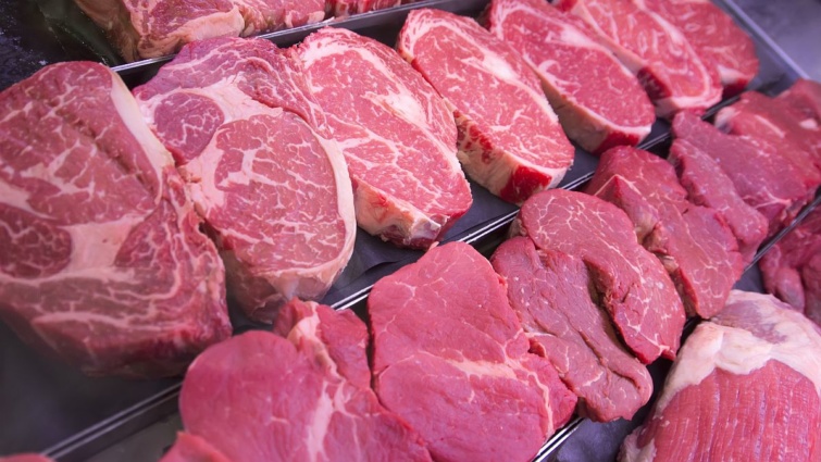 Szeletelt marhahús egy boltban