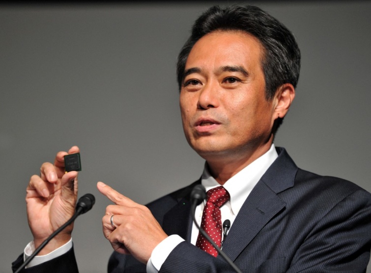 Masashi Imamura, a Sony alelnöke 2012-ben bemutatja a cég egyik első 4k-s tévéprocesszorát.