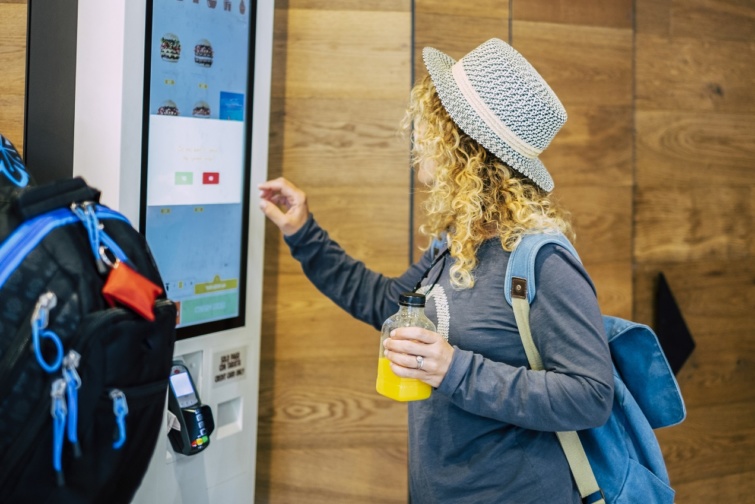 Kioskon adja le a rendelését a gyorsétterem vendége Startlap Vásárlás