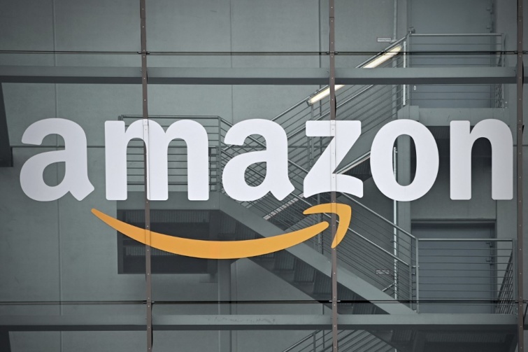 Az Amazon logója egy iroda kirakatában