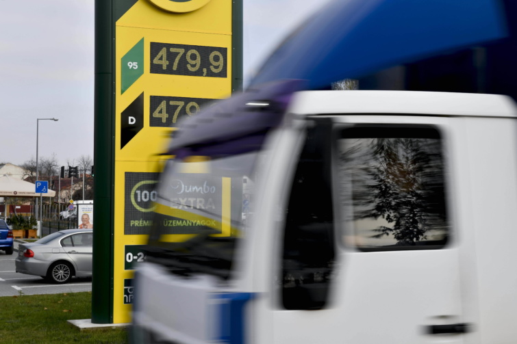 Hatósági árakat jelző tábla a töltőállomáson - a kormány három hónappal meghosszabbította a benzinárstopot