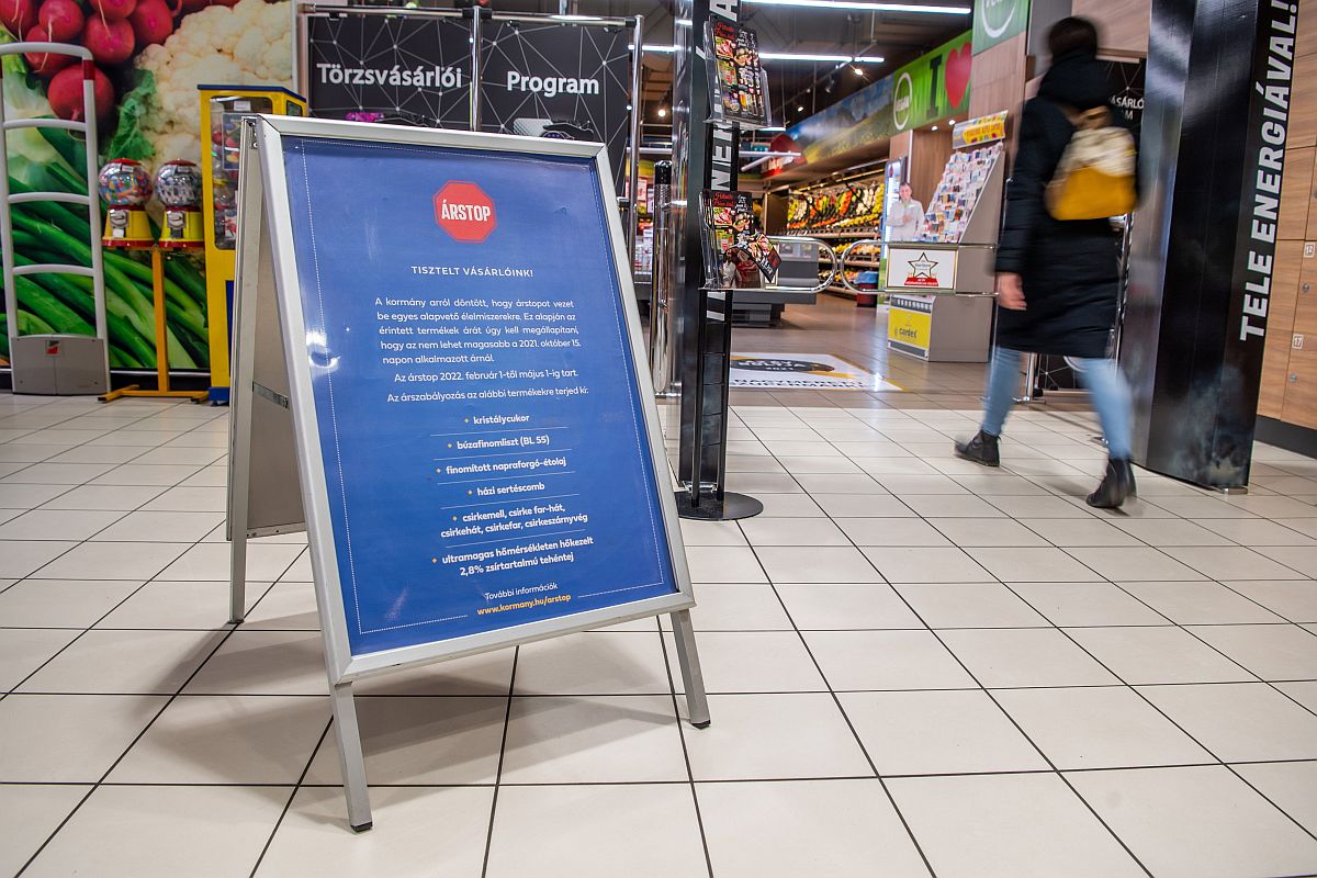 Az élelmiszerárstopról tájékoztató tábla a fővárosi Corvin Plazában található Príma üzlet bejáratában 2022. február 1-jén