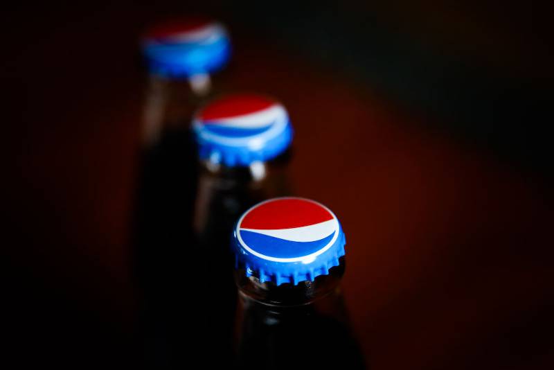 Pepsi üdítők a cég jellegzetes logójával a kupakjukon