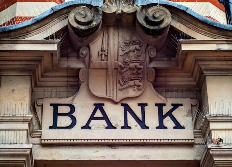 Bank épületének bejárata fölött szereplő bank felirat