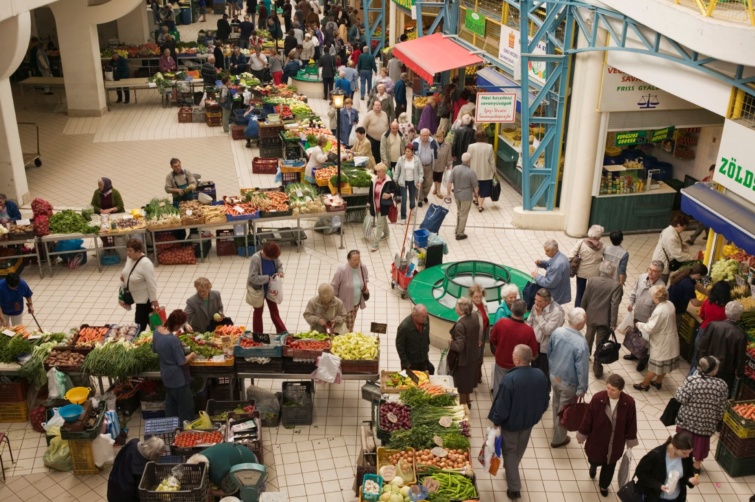 Vásárlók egy budapesti piacon: KSH: januárban 467 300 forint volt a bruttó átlagkereset