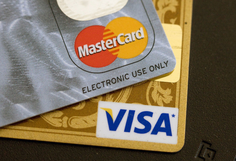 Visa és Mastercard bankkártyák képe - a két kártyakibocsájtó felfüggeszti oroszországi működését a háború miatt