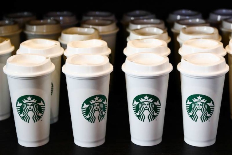 Starbucks logóval ellátott kávés poharak. 