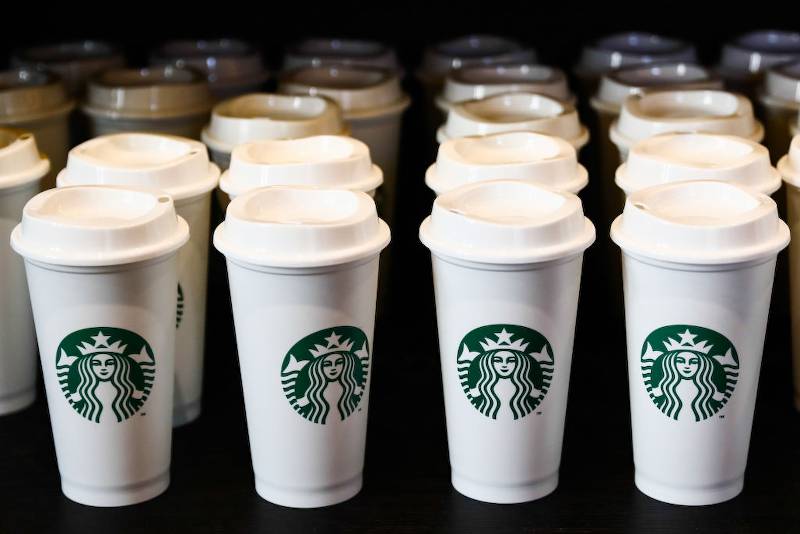 Starbucks logóval ellátott kávés poharak.