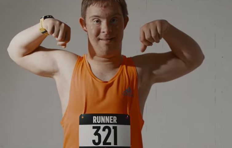 Down-szindrómás sportoló - neurodivergens futót támogat a bostoni maratonon az Adidas