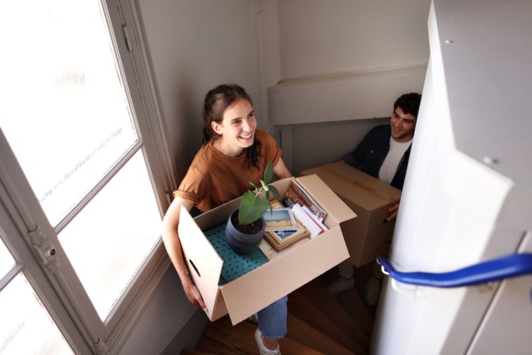 Két fiatal beköltözik a saját ingatlanába