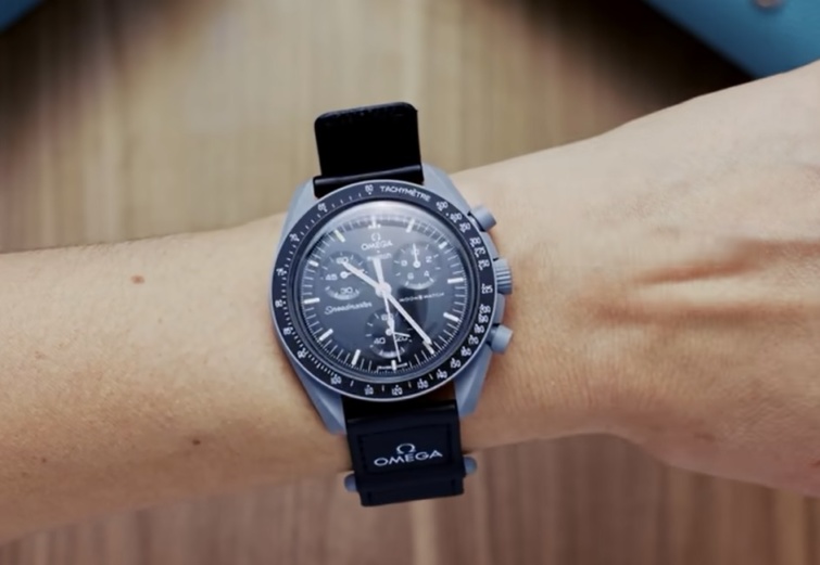 Tömeghisztéria tört ki a Swatch új órája miatt aminek egy röhejes hibája van Startlap Vásárlás Íme az új MoonSwatch - a vásárlók szerint gagyi a Swatch és az Omega új karórája