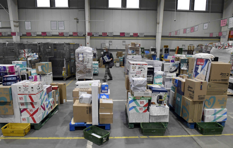 A csomagküldeményeket rendezik a Magyar Posta ferencvárosi csomaglogisztikai üzemében - kiderült, mit rendelünk Kínából