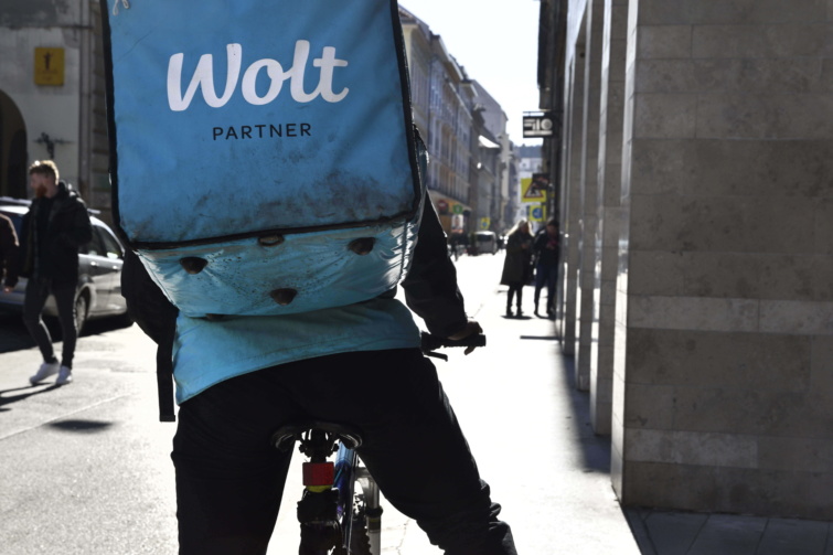 Wolt-futár a belvárosban - ennyit fizet a biciklis futároknak a Wolt és a FoodPanda