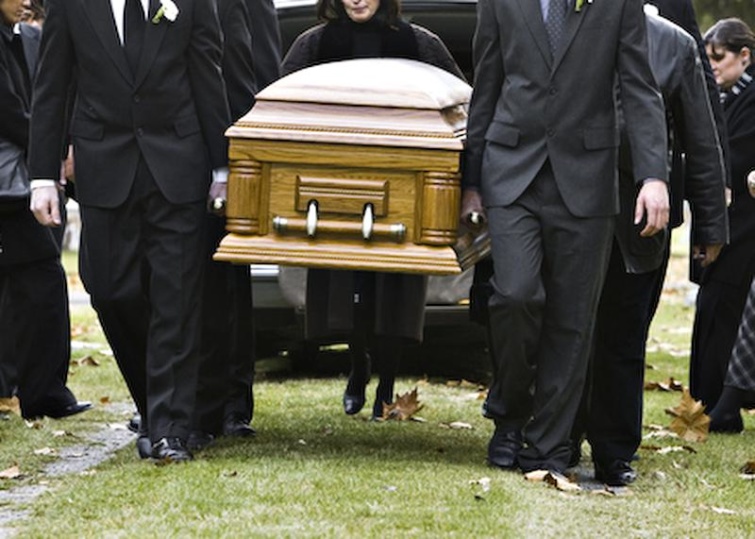 Viszik a koporsót egy temetésen
