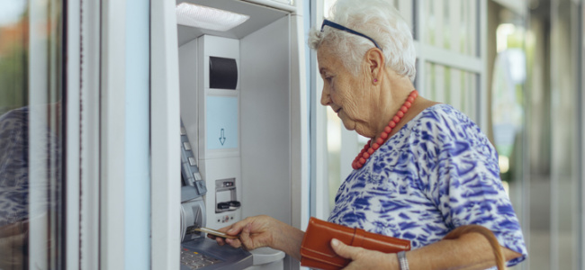 Idős hölgy kézpénzt vesz fel - nőtt a magyarok jövedelme