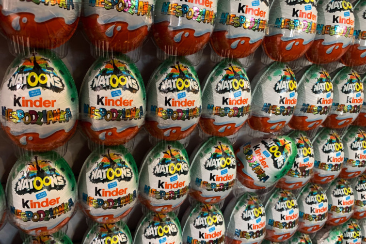Kinder tojások egy boltban - fejlemények a Kinder szalmonella-botrányáról