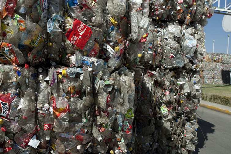 Újrahasznosításra váró műanyag palackok - új környezetbarát kupakkal állt elő a Coca-Cola