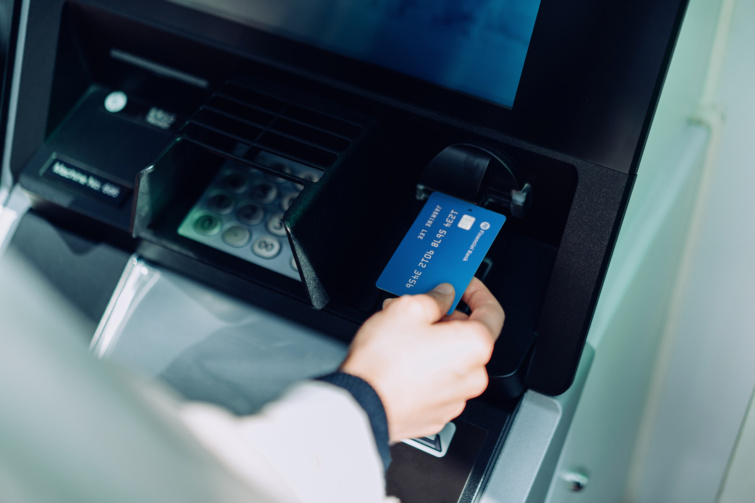 Bankkártya használata az ATM-nél.