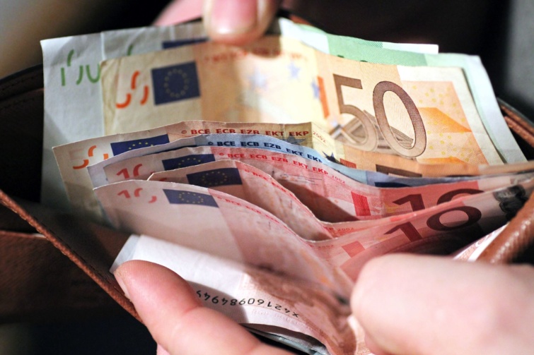 Euró bankjegyek egy pénztárcában