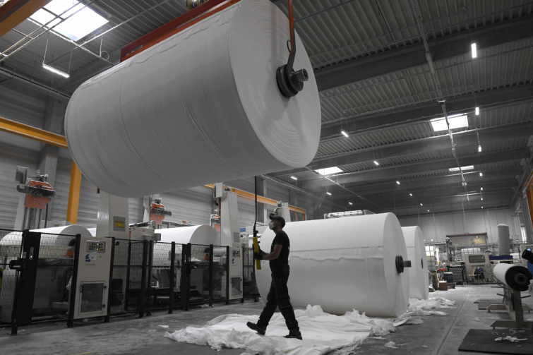 Alapanyagtekercsek a Vajda-Papír Kft. budapesti üzemében - további drágulásra számít a papíripar