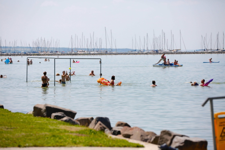 Fürdőzők a balatonfenyvesi strandon - kilőttek az ingatlanárak a Balatonon