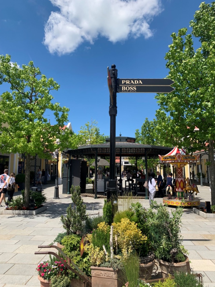 A luxusmárkák is olcsóbban kínálják a termékeiket