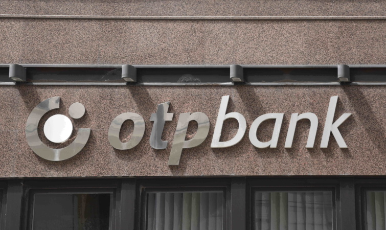 Céglogó az OTP Bank belvárosi fiókján - kedvezményes költést kínál a vakációra az OTP