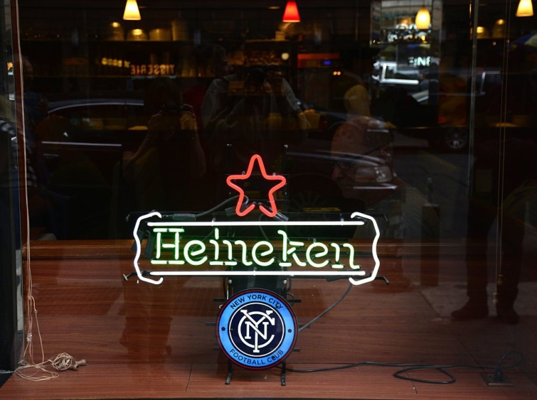 A Heineken neonfelirata New York-ban - Heinekicks, a sörrel töltött tornacipő